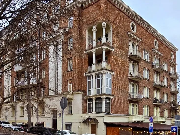 Stalinka building facade of apartment for sale in Kyiv, Krutyi Uzviz, 6/2, Pecherskyi district;