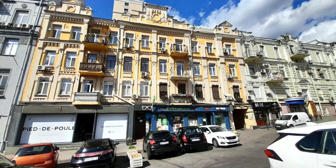 Historic Pre-Revolutionary building facade of apartment for sale in Kyiv, Bessarabian Square, 7;