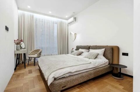 Cozy furnished bedroom with contemporary interior in apartment for sale in Kyiv, Bulvarno-Kudriavska Street 17A, Shevchenkivskyi District, new modern building