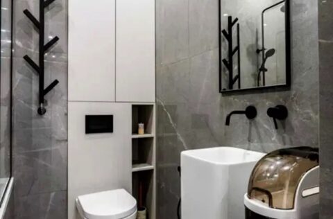 Modern bathroom with high-quality tiles and fixtures in apartment for sale in Kyiv, Bulvarno-Kudriavska Street 17A, Shevchenkivskyi District, new modern building