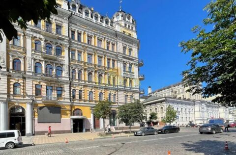 Apartment for sale in Kyiv, Bohdana Khmelnytskoho 30/10 – historic brick building facade near Zoloti Vorota metro