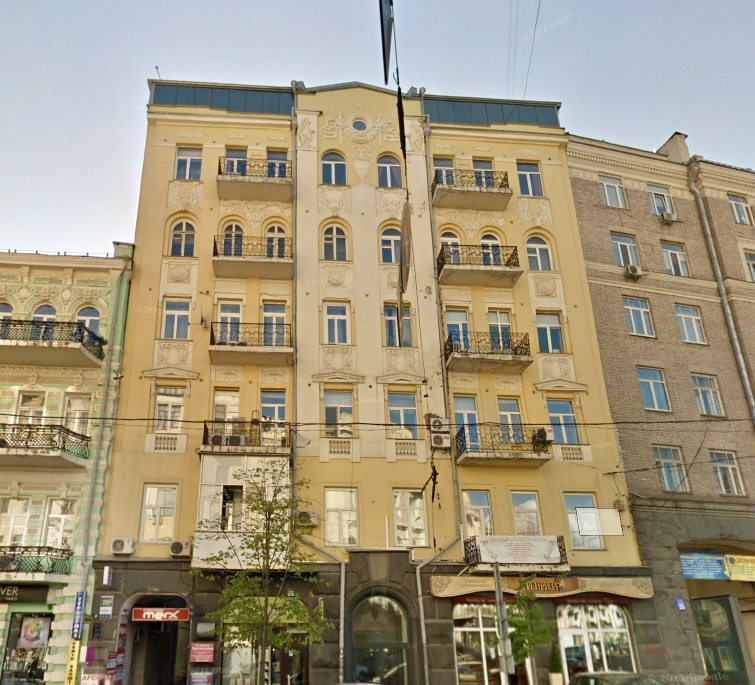 Facade of pre-revolutionary 6-floor building at 26 Velyka Vasylkivska St, Kyiv, Shevchenkivskyi district, with 2-room apartment for sale