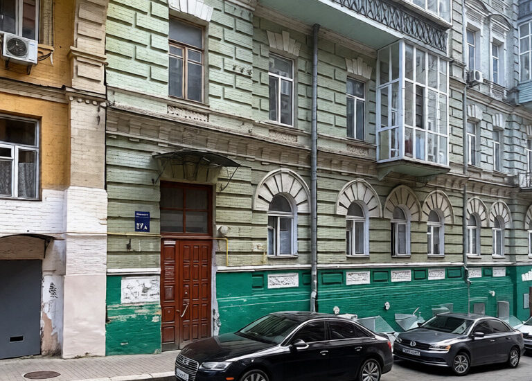 facade pre revolutionary building Mykhailivskyi Lane 17 apartment for sale in Kyiv