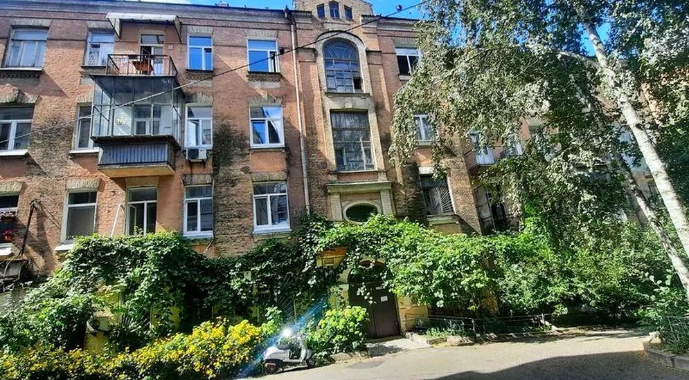 Facade of historic building with apartment for sale in Kyiv, Yaroslaviv Val St 21-D
