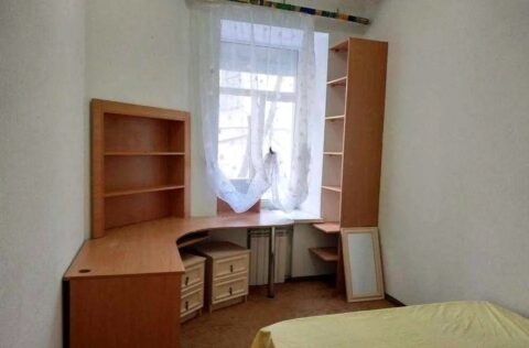 Bedroom in apartment for sale in Kyiv on Malopidvalna St 4 near Maidan Nezalezhnosti