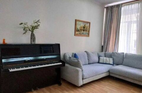 Living room in apartment for sale in Kyiv on Malopidvalna St 4 in the historic city centre