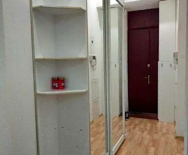 Corridor in apartment for sale in Kyiv on Malopidvalna St 4 in the historic city centre