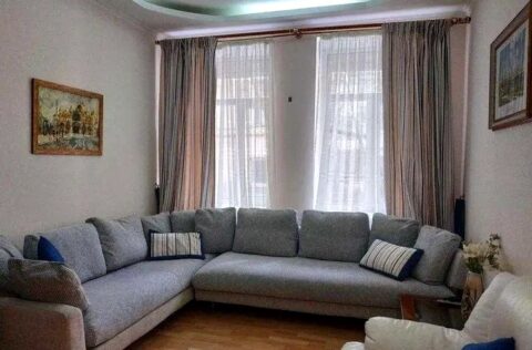 Living room in apartment for sale in Kyiv on Malopidvalna St 4 in the historic city centre