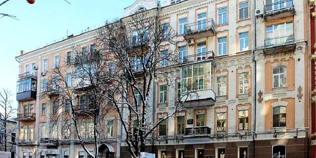 Facade of pre-revolutionary historical building apartment for sale at Volodymyrska St, 37 in Shevchenkivskyi district, Kyiv.