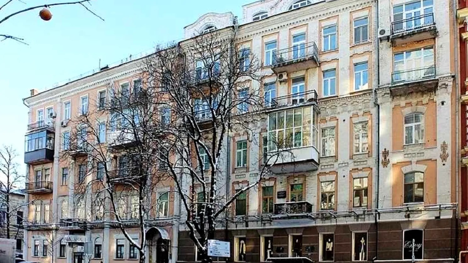 Facade of pre-revolutionary historical building apartment for sale at Volodymyrska St, 37 in Shevchenkivskyi district, Kyiv.