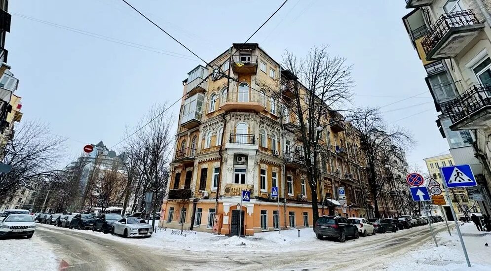 Facade of pre-revolutionary building with apartment for sale in Kyiv, Olesia Honchara St 13/4, Shevchenkivskyi district