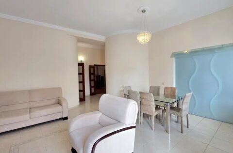 Spacious living room in apartment for sale in Kyiv, Shevchenko district, Yaroslaviv Val 19, high ceilings 3.3m