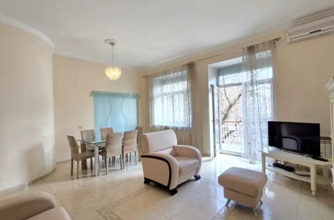 Spacious living room in apartment for sale in Kyiv, Shevchenko district, Yaroslaviv Val 19, high ceilings 3.3m