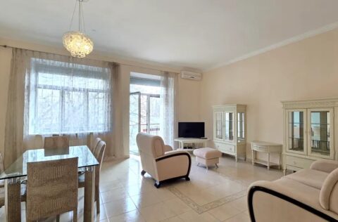 Spacious living room in apartment for sale in Kyiv, Shevchenko district, Yaroslaviv Val 19, high ceilings 3.3m