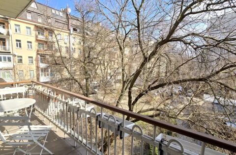 Large balcony in apartment for sale in Kyiv, Shevchenko district, Yaroslaviv Val 19, functional outdoor space