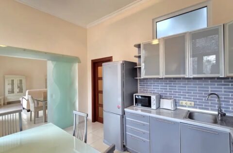 Kitchen interior in apartment for sale in Kyiv, Shevchenko district, Yaroslaviv Val 19, separate kitchen in stalinka building