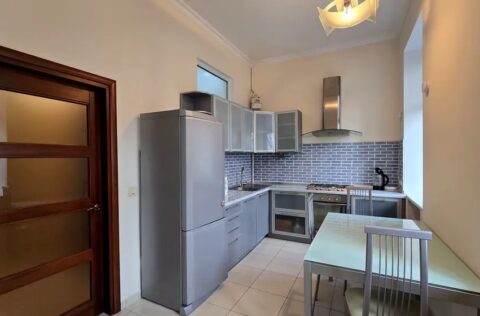 Kitchen interior in apartment for sale in Kyiv, Shevchenko district, Yaroslaviv Val 19, separate kitchen in stalinka building