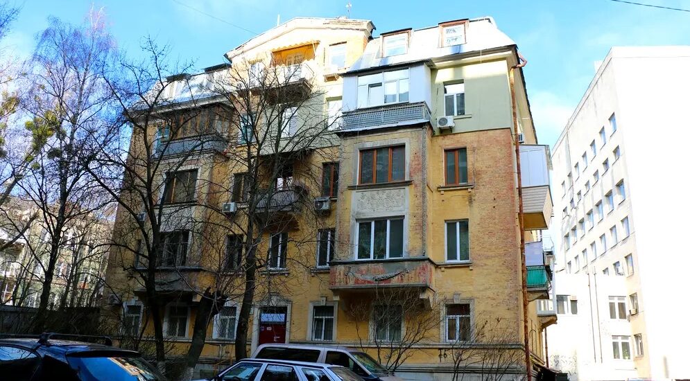 Stalinka building facade apartment for sale in Kyiv, Olesia Honchara St 12, Shevchenkivskyi district historical center