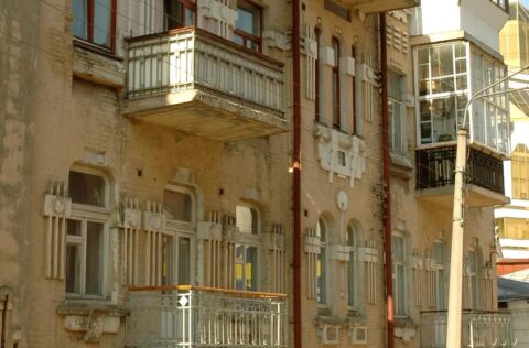 Facade of pre-revolutionary building with apartment for sale in Kyiv on Malopidvalna St 4