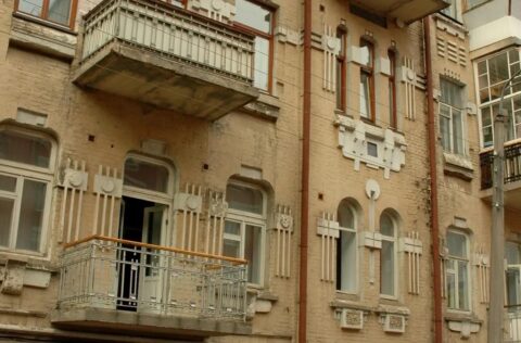 Facade of pre-revolutionary building with apartment for sale in Kyiv on Malopidvalna St 4