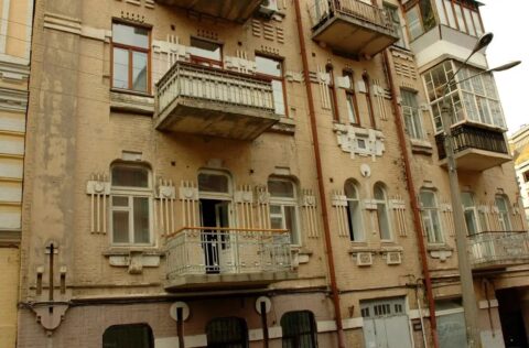 Facade of pre-revolutionary building with apartment for sale in Kyiv on Malopidvalna St 4
