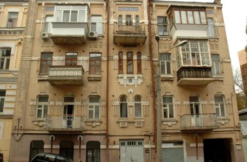 Facade of pre-revolutionary building with apartment for sale in Kyiv on Malopidvalna St 4