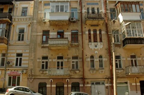 Facade of pre-revolutionary building with apartment for sale in Kyiv on Malopidvalna St 4