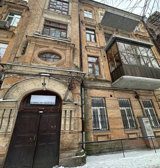 Facade of pre-revolutionary building with apartment for sale in Kyiv, Yaroslaviv Val St 21-Ye, Shevchenkivskyi district