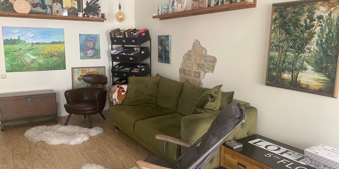 Spacious living room with kitchen in apartment for sale in Kyiv, Ivana Franka St 16/2, Shevchenkivskyi district, historic building interior