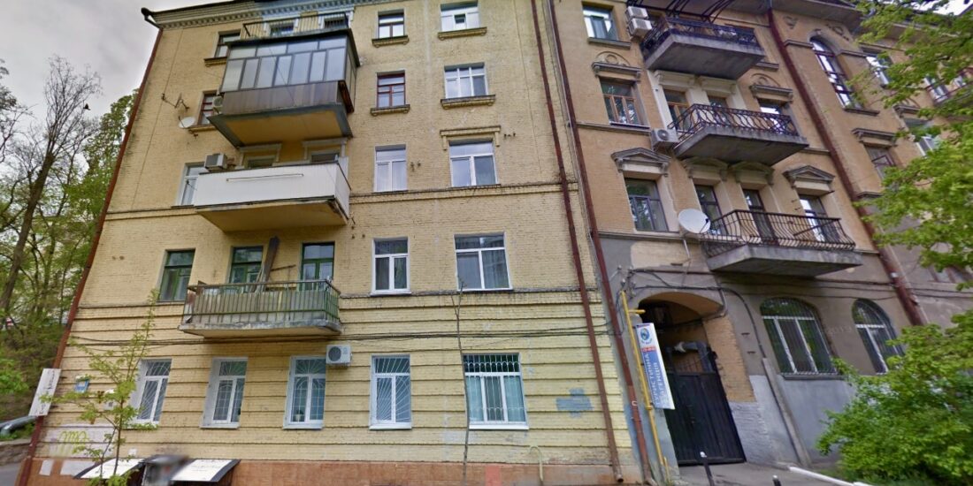 Facade of Stalinka building with apartment for sale in Kyiv on Vyacheslava Lypynskoho St 16