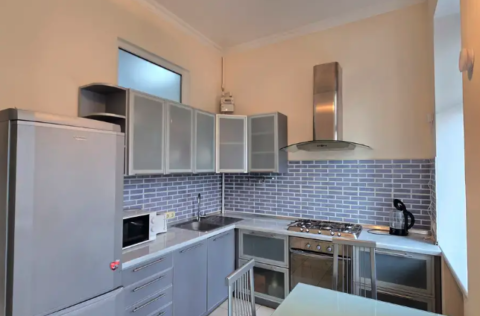 Kitchen interior in apartment for sale in Kyiv, Shevchenko district, Yaroslaviv Val 19, separate kitchen in stalinka building