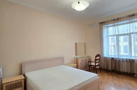 Bright bedroom in apartment for sale in Kyiv, Shevchenko district, Yaroslaviv Val 19, furnished stalinka interior
