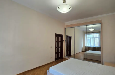 Bright bedroom in apartment for sale in Kyiv, Shevchenko district, Yaroslaviv Val 19, furnished stalinka interior