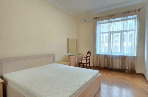 Bright bedroom in apartment for sale in Kyiv, Shevchenko district, Yaroslaviv Val 19, furnished stalinka interior