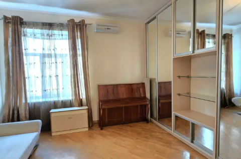 Bright bedroom in apartment for sale in Kyiv, Shevchenko district, Yaroslaviv Val 19, furnished stalinka interior