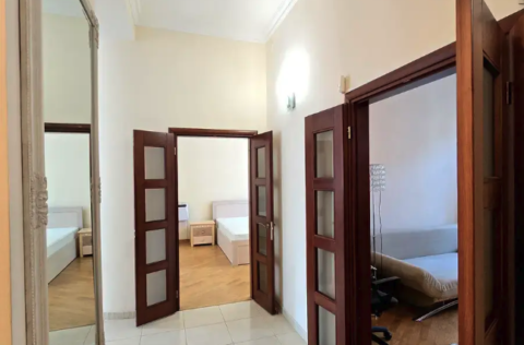 Apartment hallway in Kyiv real estate for sale, Yaroslaviv Val 19, spacious corridor in stalinka building