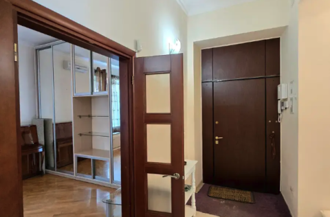 Apartment hallway in Kyiv real estate for sale, Yaroslaviv Val 19, spacious corridor in stalinka building