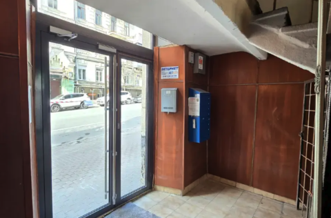 Renovated entrance hall in building on Yaroslaviv Val 19, Kyiv, secure access stalinka property