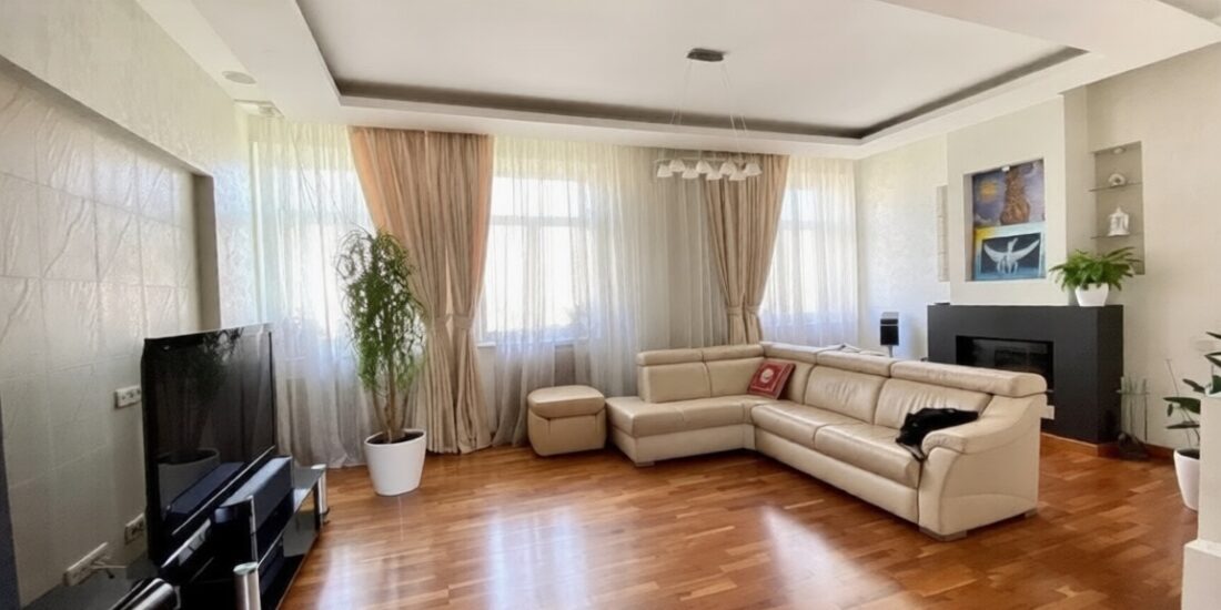 Living room in apartment for sale in Kyiv, 13 Yaroslaviv Val St., Shevchenko district, pre-revolutionary building with high ceilings and elegant interior