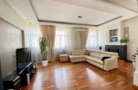 Living room in apartment for sale in Kyiv, 13 Yaroslaviv Val St., Shevchenko district, pre-revolutionary building with high ceilings and elegant interior