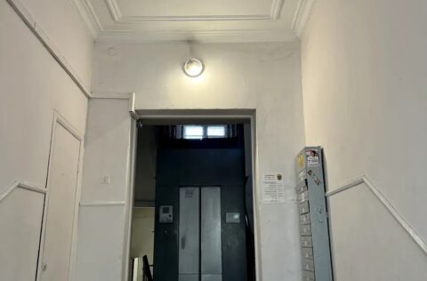 Renovated entrance hall with elevator in pre-revolutionary building on Yevhena Chykalenka 20 Kyiv apartment for sale