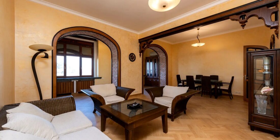 Spacious living room in apartment for sale in Kyiv, Pechersky district, Zankovetskoi St 8, Lipki, featuring high ceilings and oak parquet in Stalininka building.