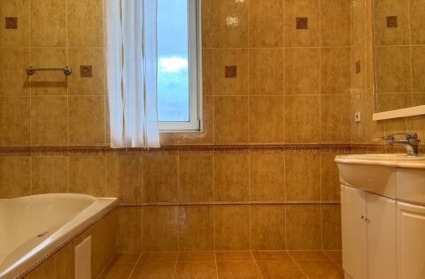 Bathroom with bathtub in duplex apartment on Yevhena Chykalenka 20 Kyiv real estate