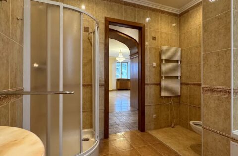 Bathroom with bathtub in duplex apartment on Yevhena Chykalenka 20 Kyiv real estate
