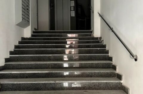 Entrance hall with elevator in historic Pre-Revolutionary building, apartment for sale in Kyiv, Arkhitektora Horodetskoho St, 12/3, Pecherskyi district