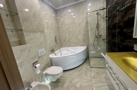 bathroom with bathtub in apartment for sale in Kyiv, Liuteranska St 27–29, city centre