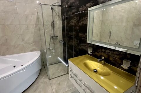 bathroom with bathtub in apartment for sale in Kyiv, Liuteranska St 27–29, city centre