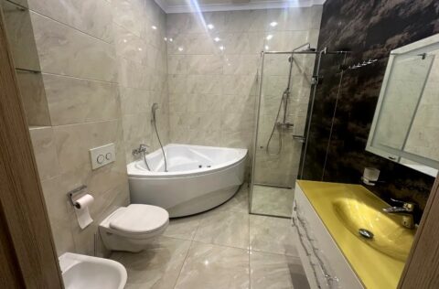 bathroom with bathtub in apartment for sale in Kyiv, Liuteranska St 27–29, city centre