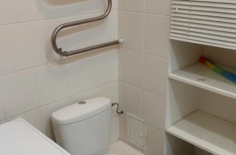 Modern bathroom in apartment for sale in Kyiv, Shevchenkivskyi district, Yevhena Chykalenka Street 12, renovated pre-revolutionary building