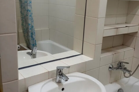 Modern bathroom in apartment for sale in Kyiv, Shevchenkivskyi district, Yevhena Chykalenka Street 12, renovated pre-revolutionary building